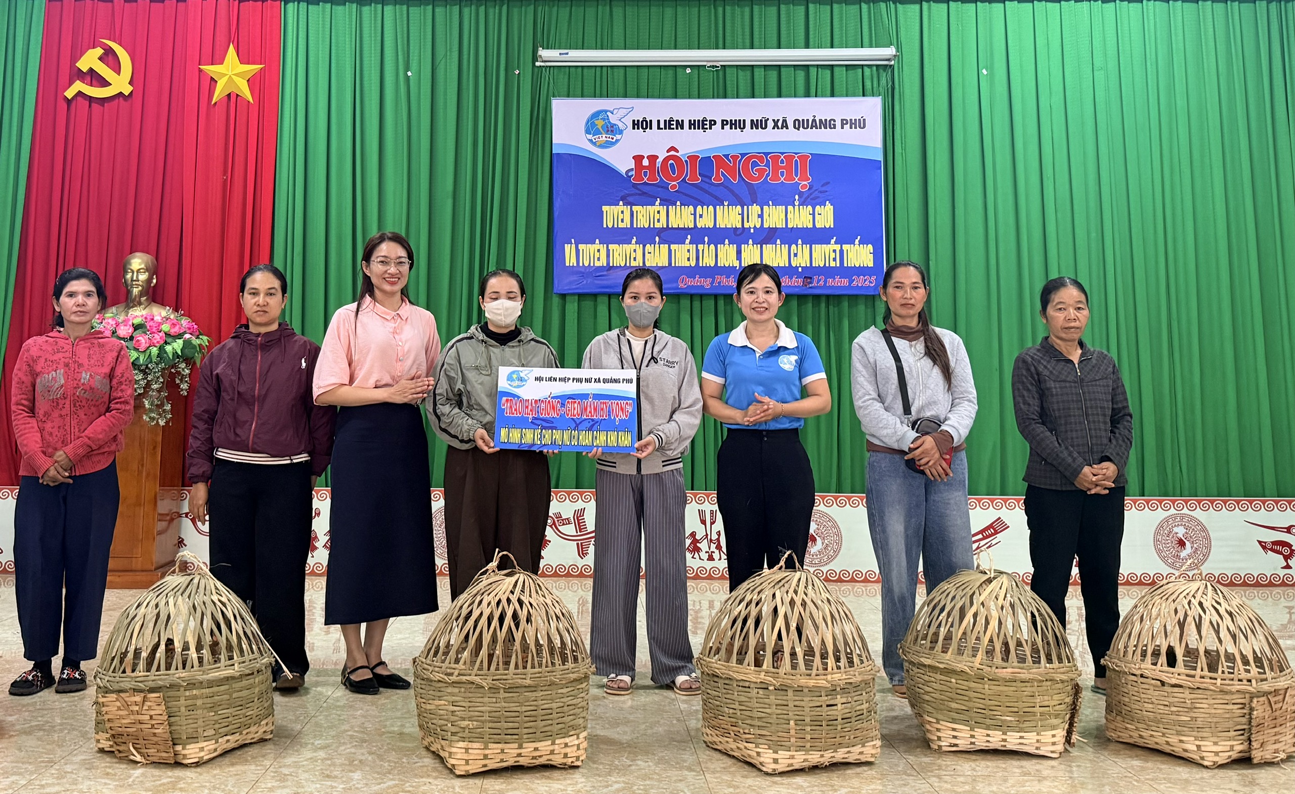 Trao mô hình sinh kế cho các hội viên